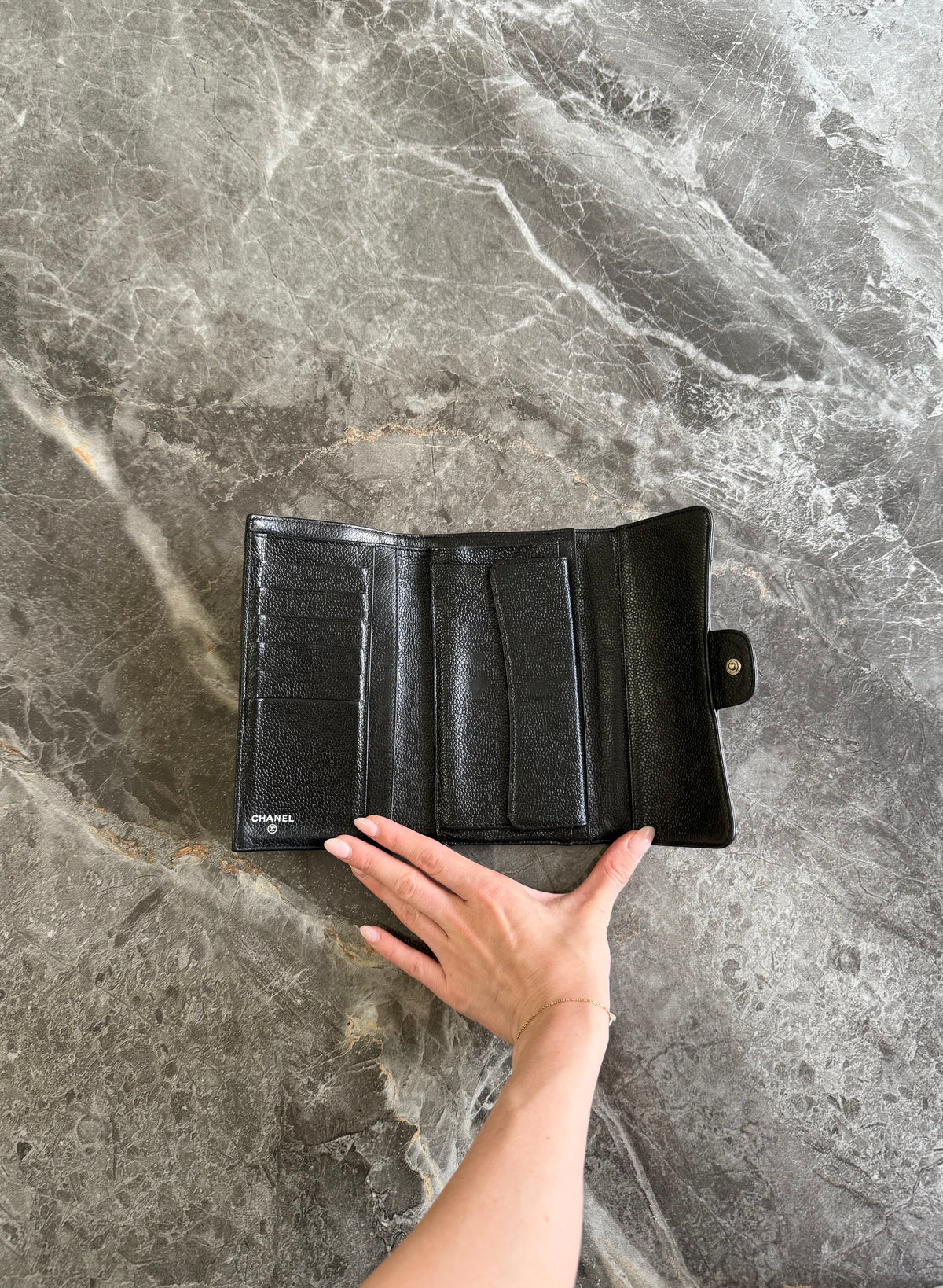 Chanel Classic Long Wallet z černé caviar kůže se stříbrným hardwarem, foto 11
