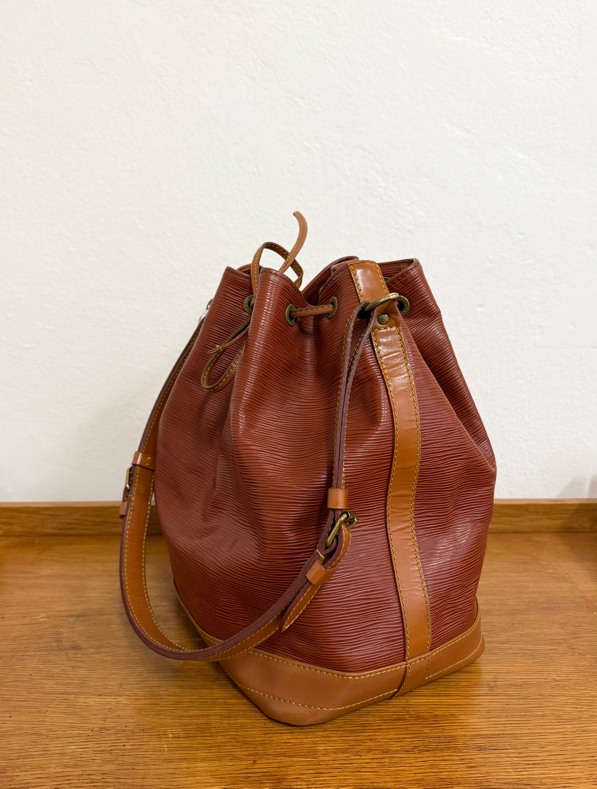 LV PETIT EPI NOÉ BROWN BUCKET BAG