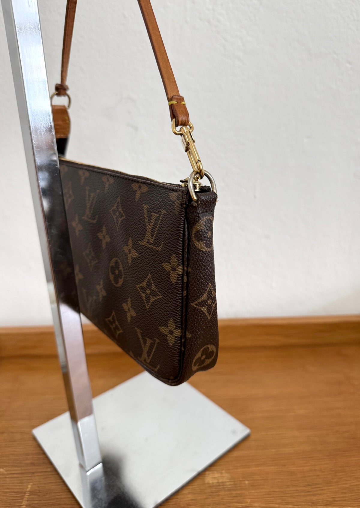 LV Pochette