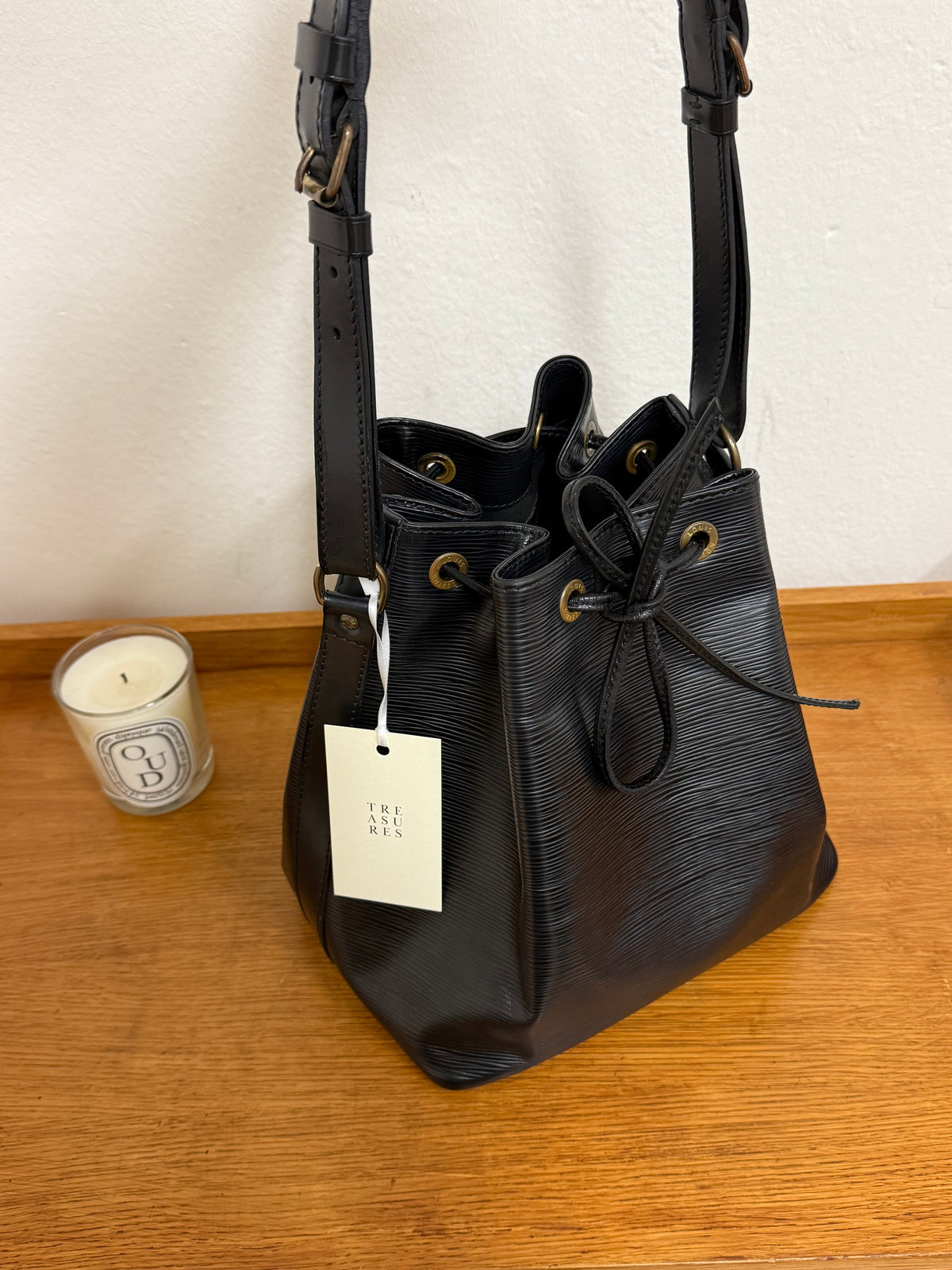 LV EPI PETIT NOÉ BLACK BUCKET BAG