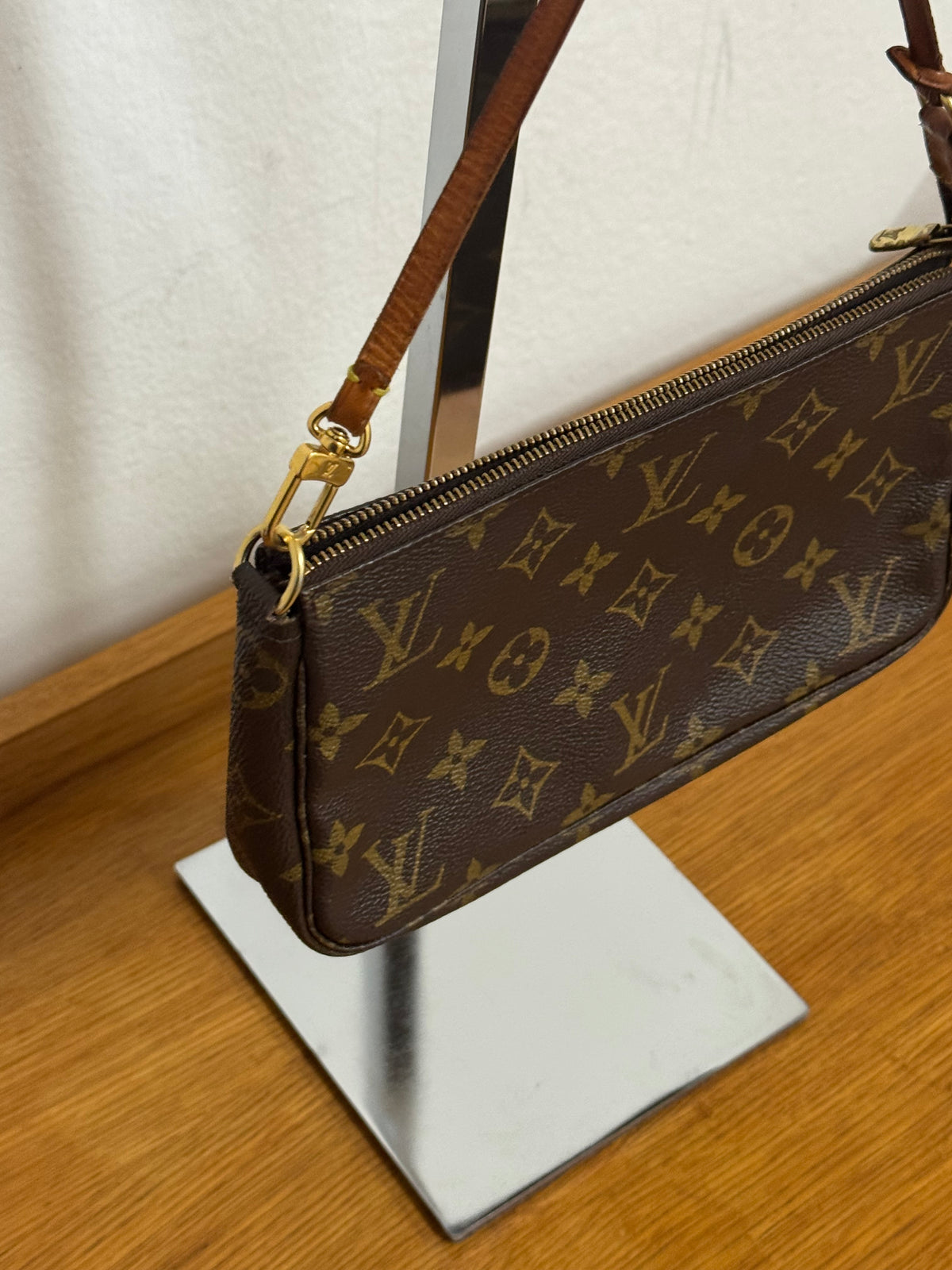 LOUIS VUITTON POCHETTE