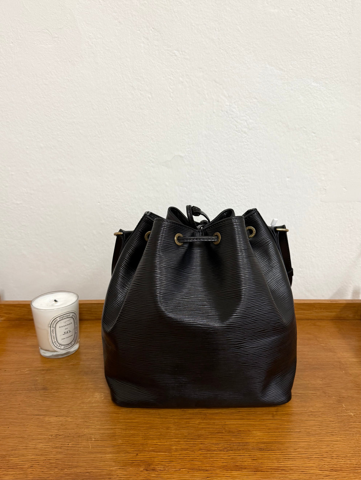 LV EPI PETIT NOÉ BLACK BUCKET BAG