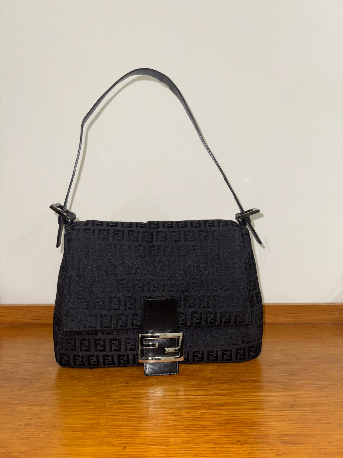 FENDI MAMMA BAGUETTE BLACK ZUCCA
