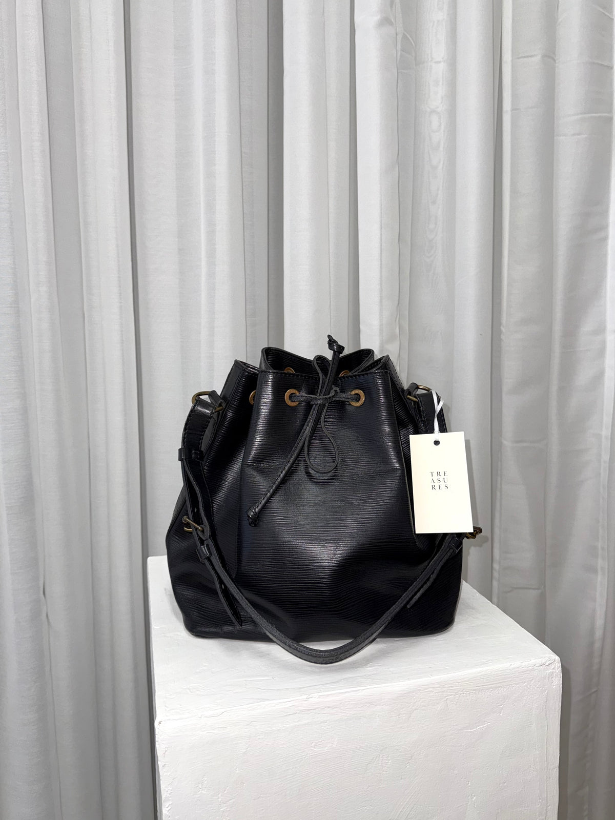 LV EPI PETIT NOÉ BLACK BUCKET BAG