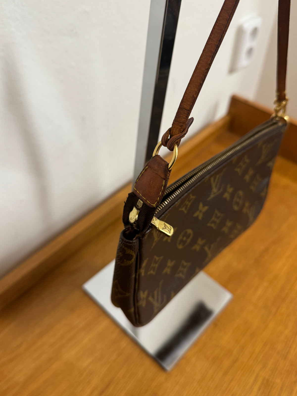 LOUIS VUITTON POCHETTE