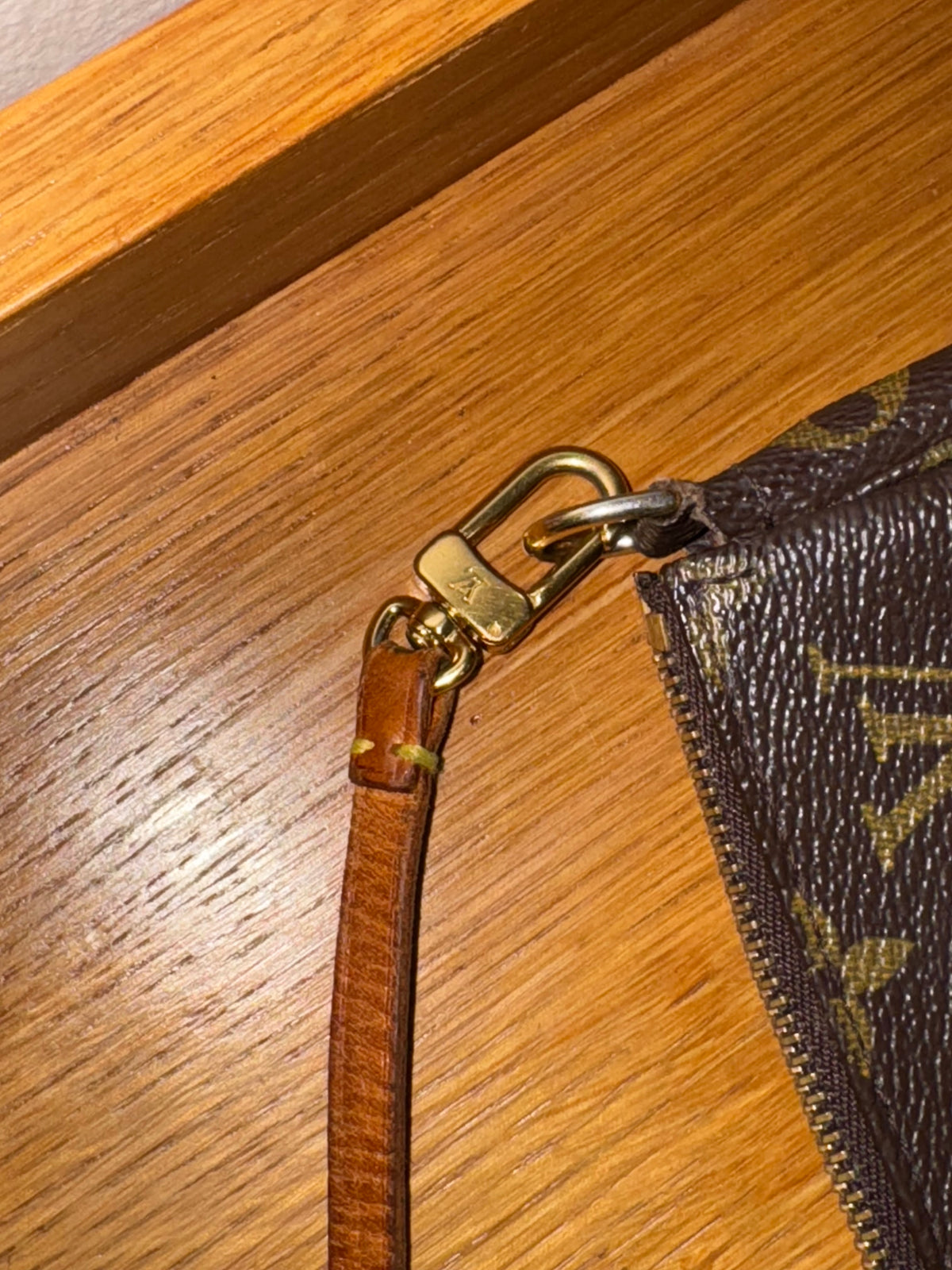 LOUIS VUITTON POCHETTE