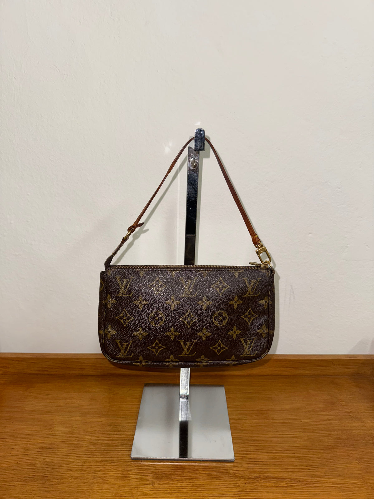 LOUIS VUITTON POCHETTE