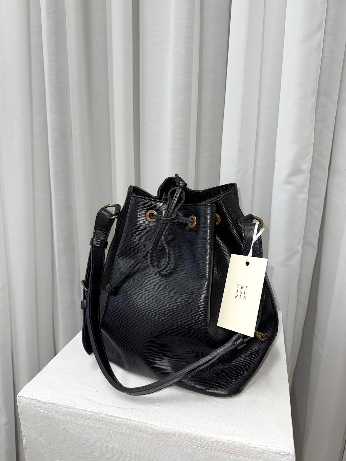 LV EPI PETIT NOÉ BLACK BUCKET BAG