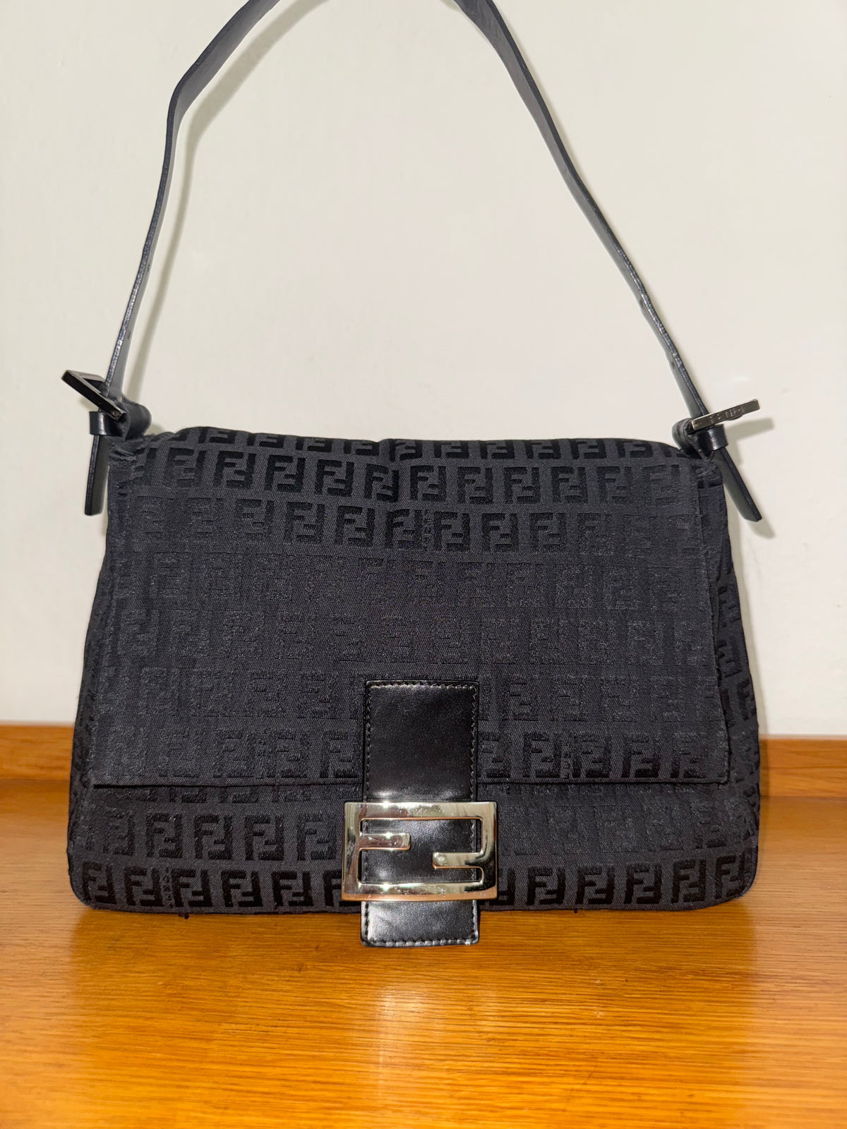FENDI MAMMA BAGUETTE BLACK ZUCCA