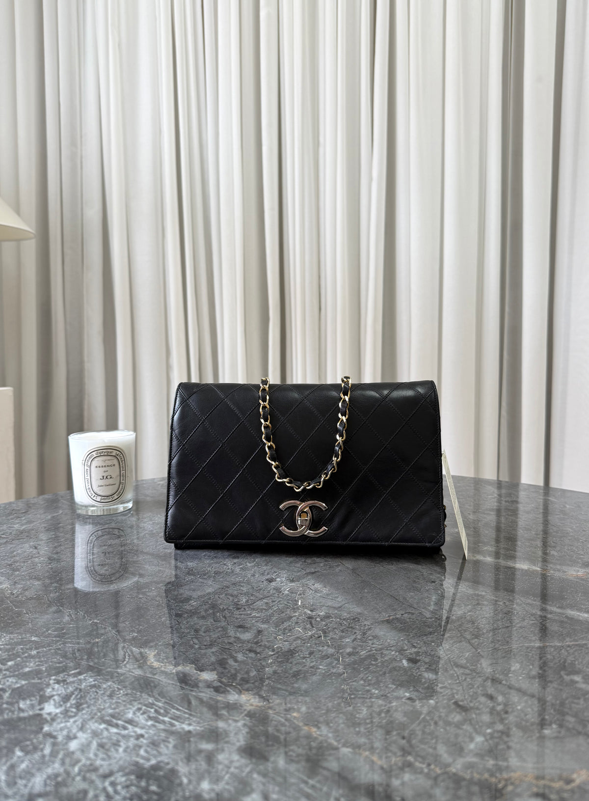 Chanel Single Flap z černé jehněčí kůže, CC twist lock, 24k zlatý hardware, foto 3