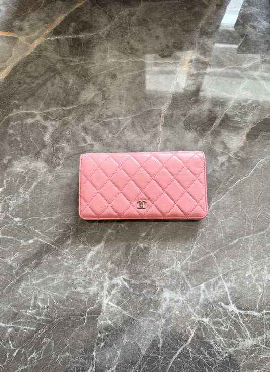 Chanel Classic Long Wallet z růžové jehněčí kůže – Treasures Prague