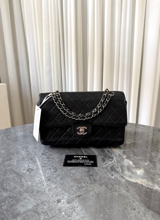 Chanel Classic Double Flap Medium z černé caviar kůže se stříbrným hardwarem – Treasures Prague