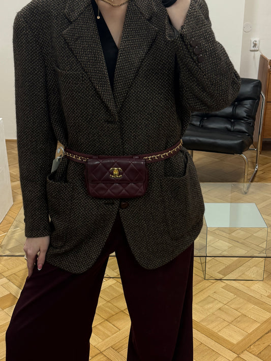 Chanel mini belt bag z burgundy jehněčí kůže – Treasures Prague