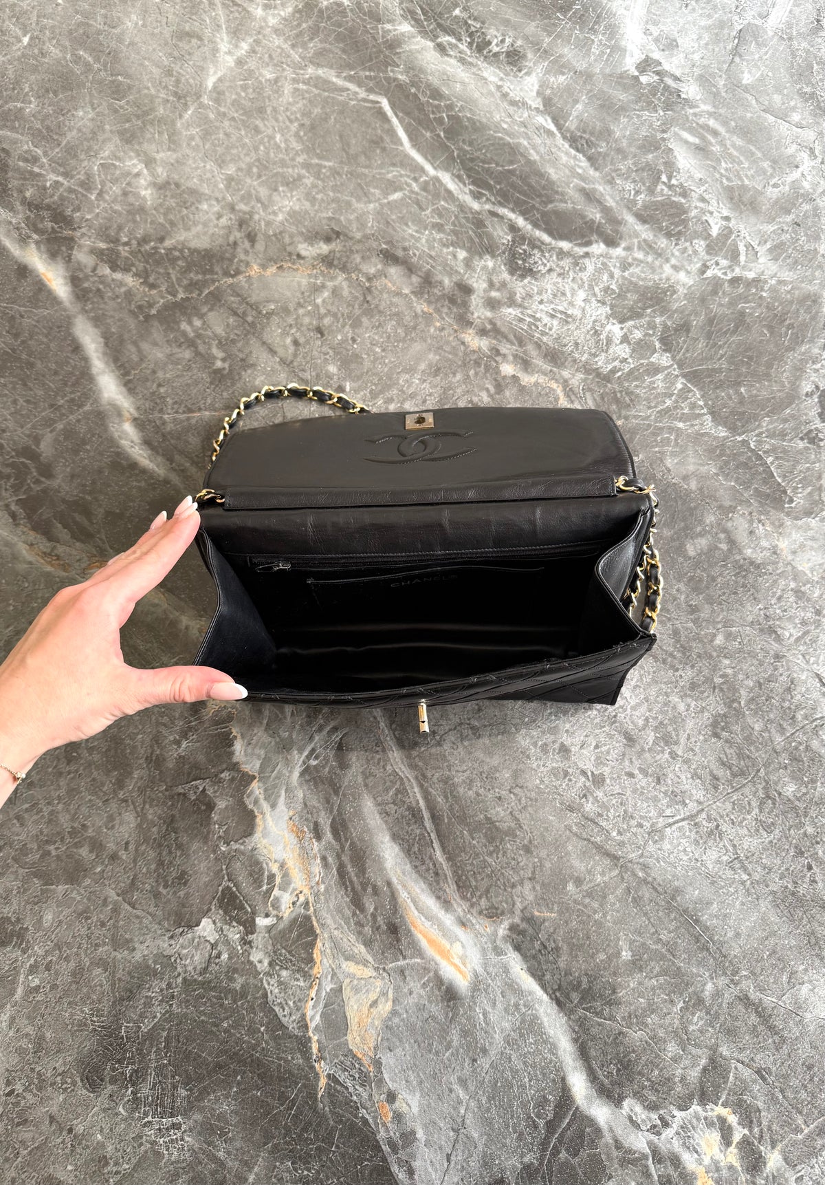 Chanel Single Flap z černé jehněčí kůže, CC twist lock, 24k zlatý hardware, foto 9