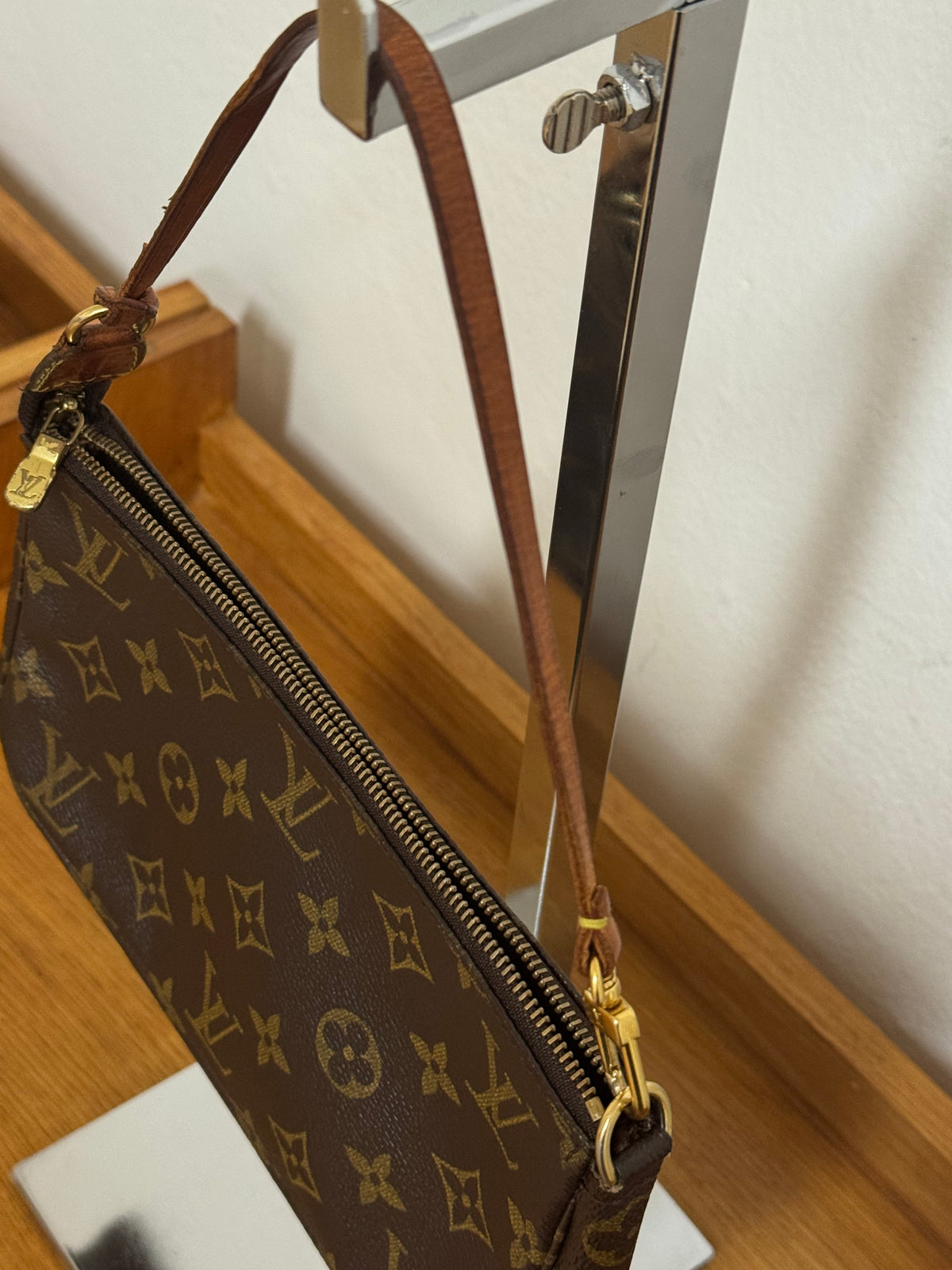 LOUIS VUITTON POCHETTE