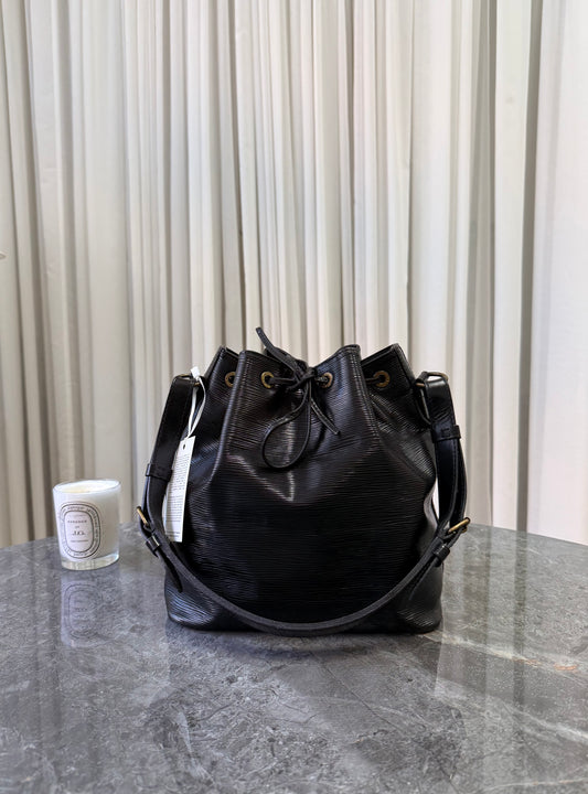 Louis Vuitton Petit Noé z černé Epi kůže, bucket bag – Treasures Prague