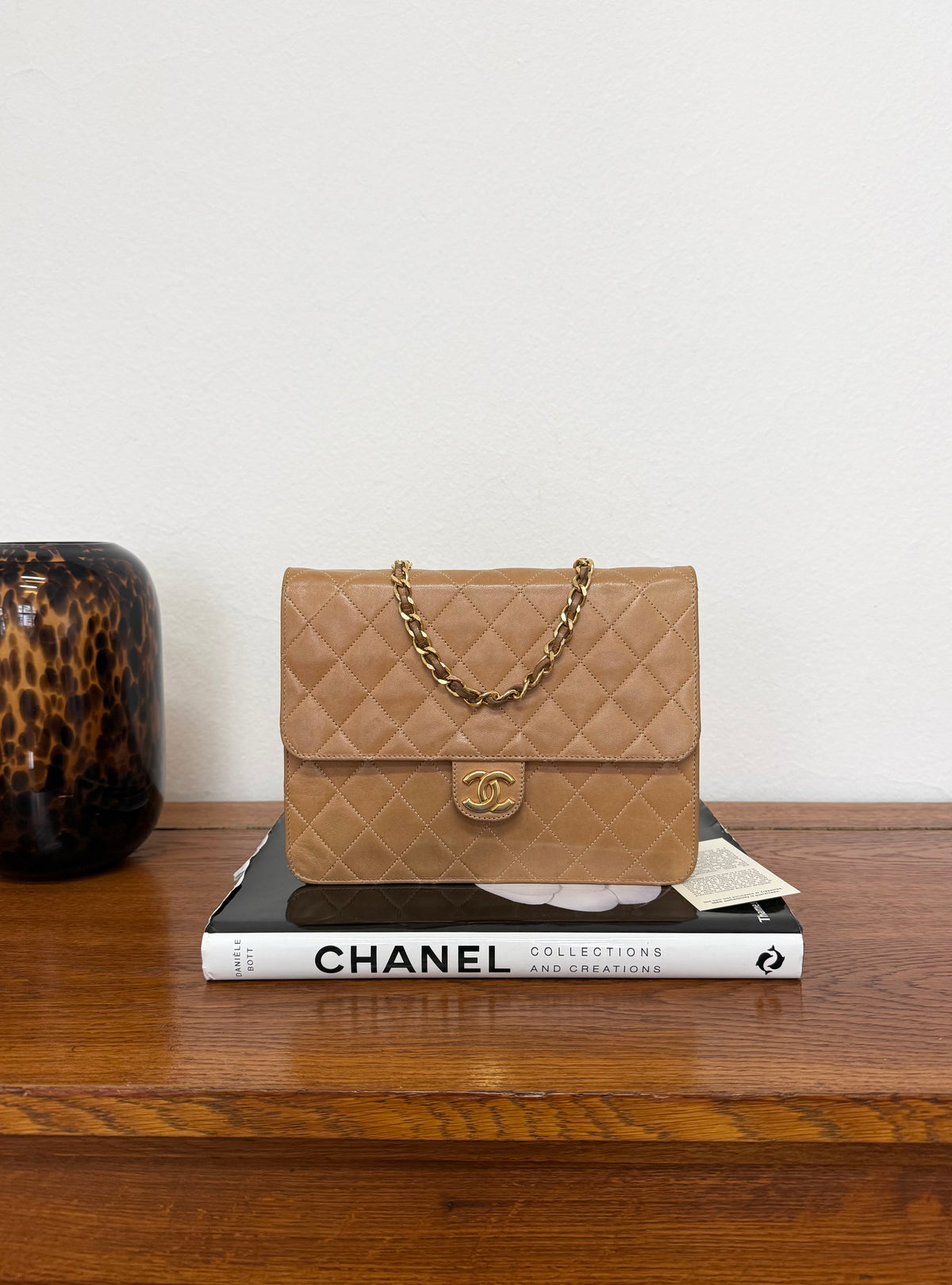 Chanel Matelassé shoulder bag in camel lambskin with gold chain – Treasures Prague