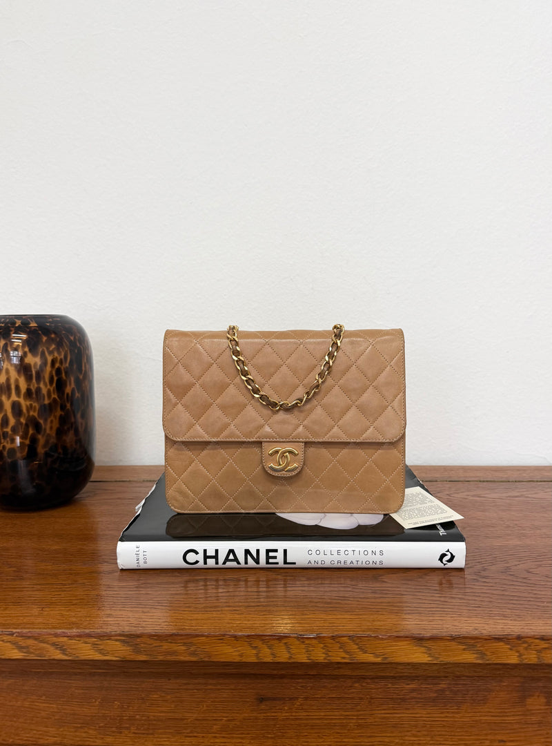 Chanel Matelassé shoulder bag in camel lambskin with gold chain – Treasures Prague