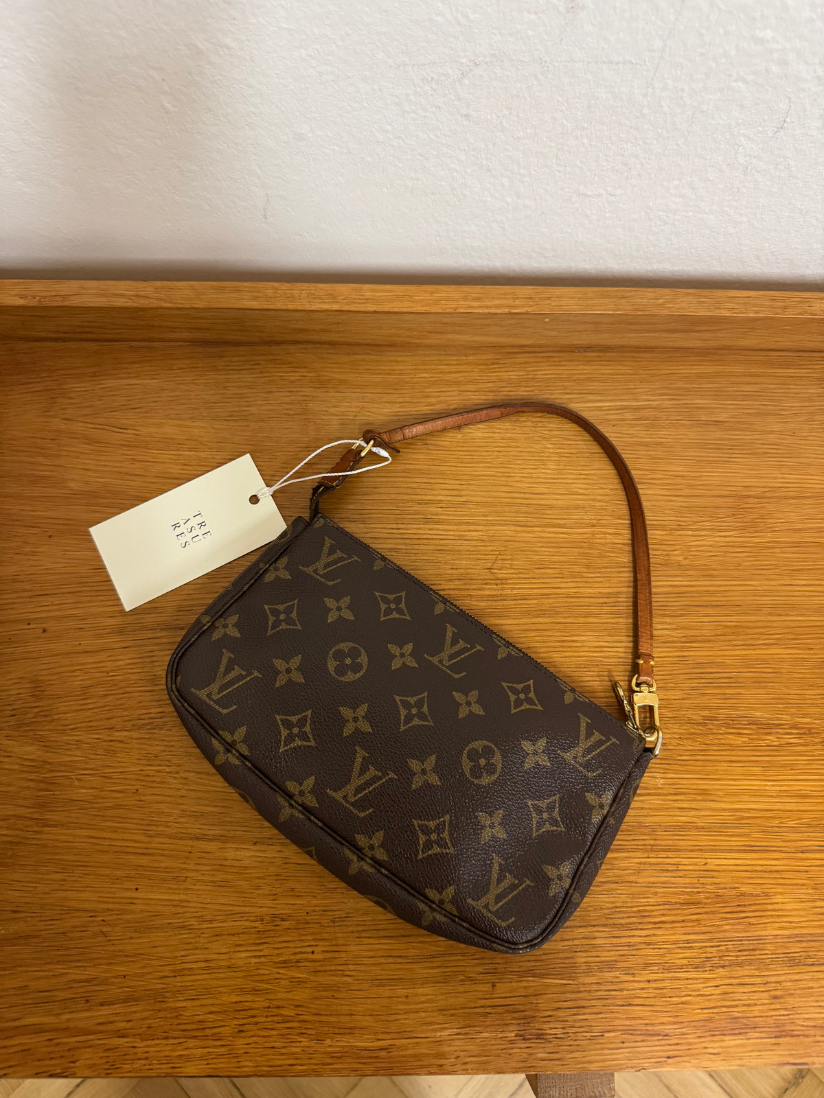 LOUIS VUITTON POCHETTE