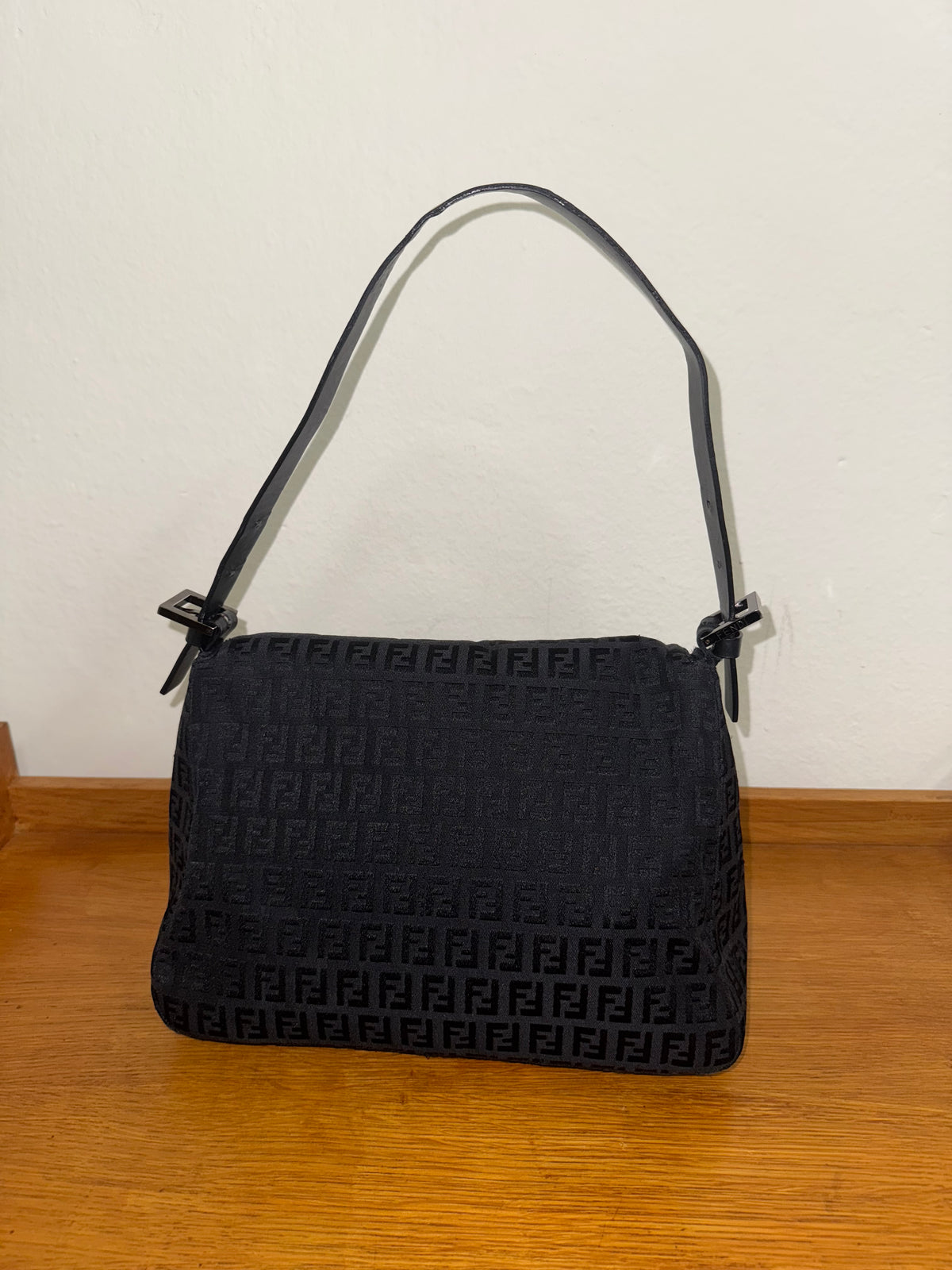 FENDI MAMMA BAGUETTE BLACK ZUCCA