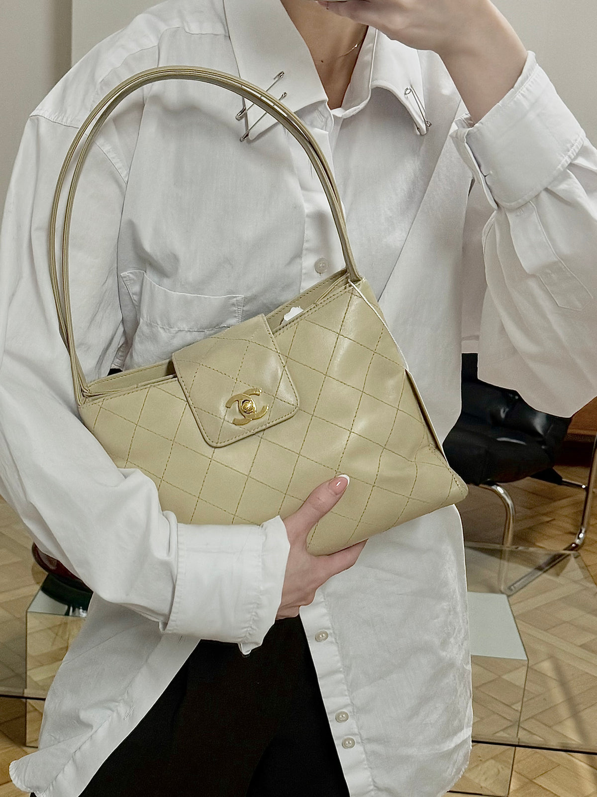 CHANEL KELLY SHOULDER BAG BEIGE TWIST LOCK 24K GOLD