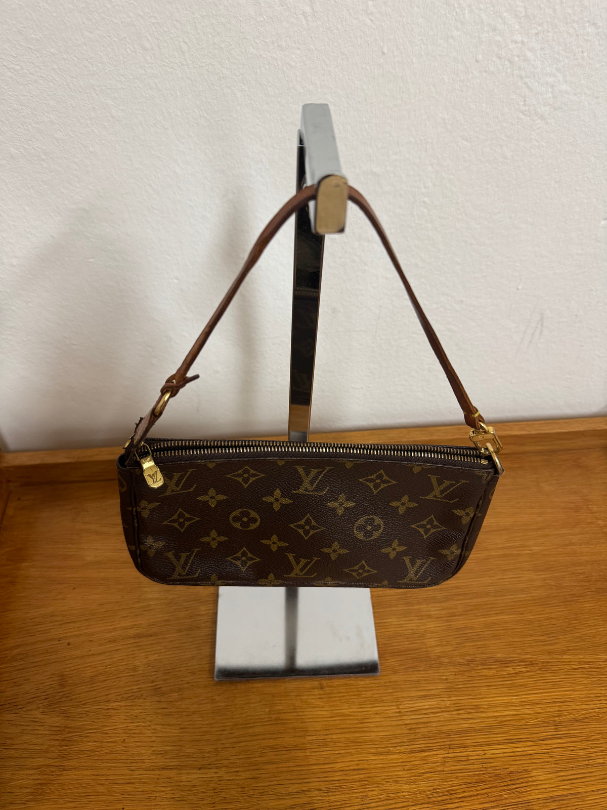 LOUIS VUITTON POCHETTE
