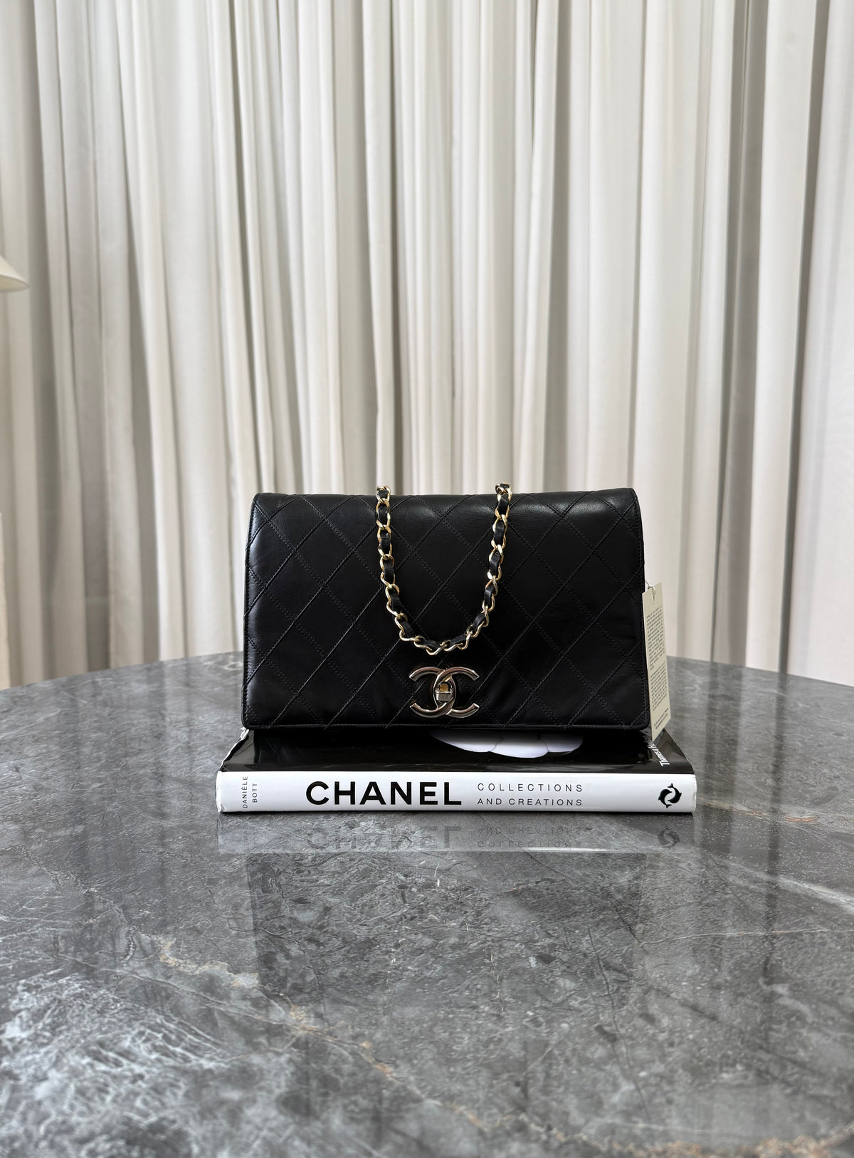 Chanel Single Flap z černé jehněčí kůže, CC twist lock, 24k zlatý hardware – Treasures Prague