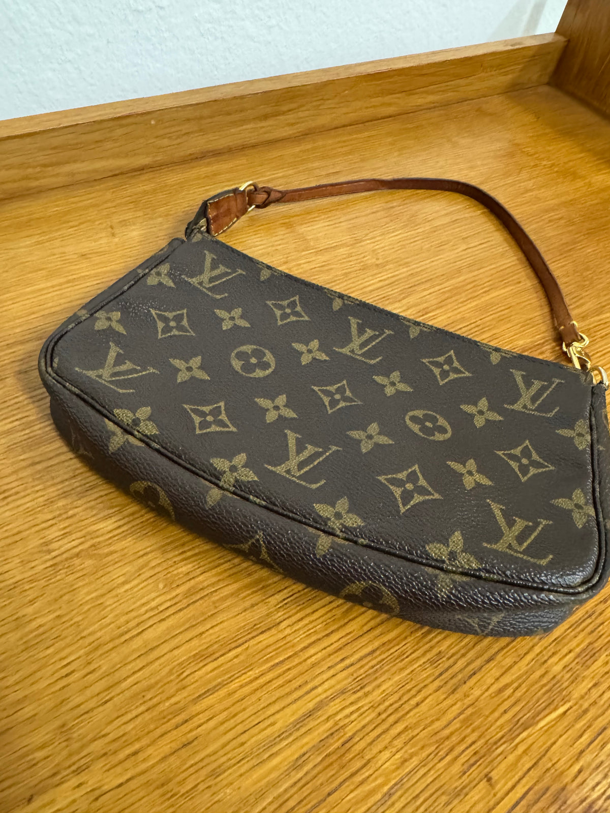LOUIS VUITTON POCHETTE